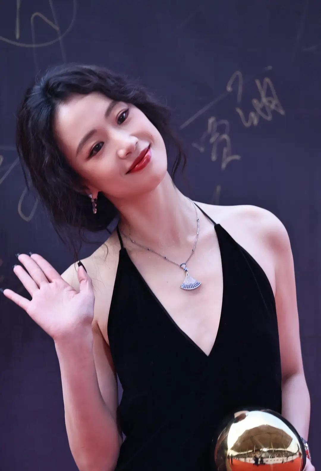 李梦横店红毯美背杀！零赘肉造型打脸于正审美争议2025年11月1日横店文荣奖