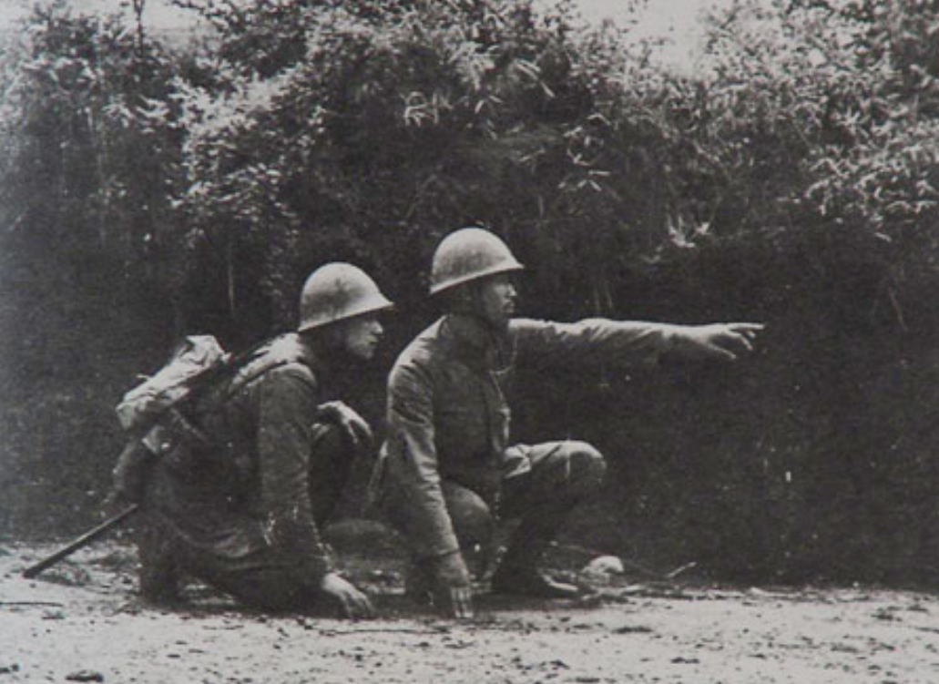 1938年，中国哨兵突然看到，对面日军阵地有个像灯泡似的东西上蹿下跳，想开枪却觉