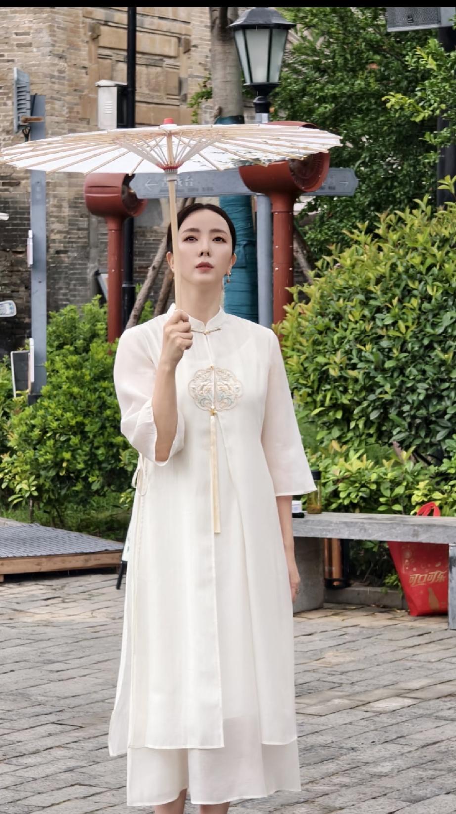 7月13日，李思思现身安徽亳州花戏楼，一身中式古装打扮，看着是挺古典的，但无修图