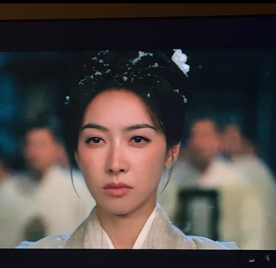 有人说宋老师这个眼睛感觉假睫毛甲醛吸累了…[笑着哭]这已经算是她演技最好了，