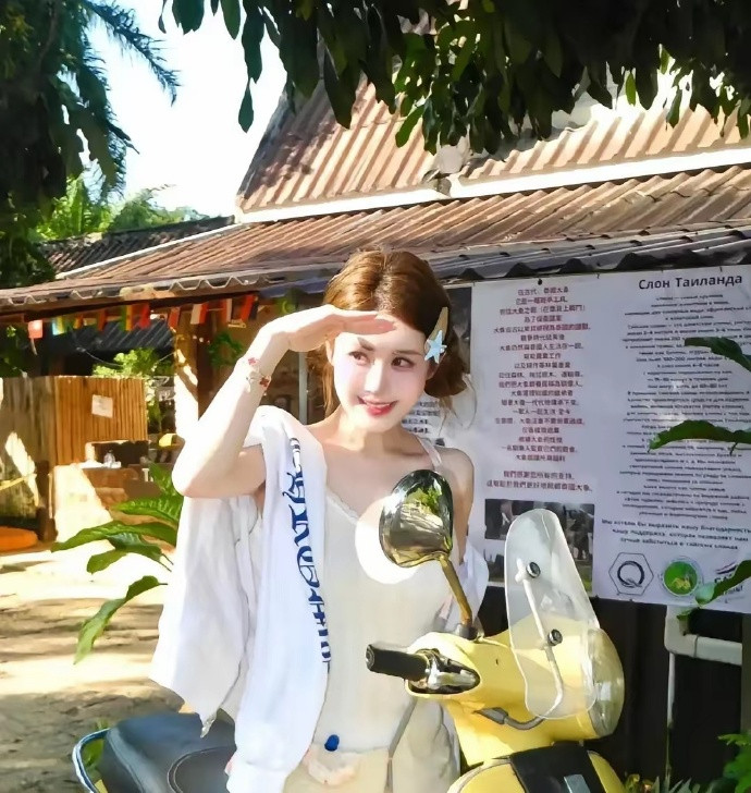 韦雪38岁，生了三个孩子，却没结婚。她现在住在泰国曼谷，每天健身，小儿子放托儿