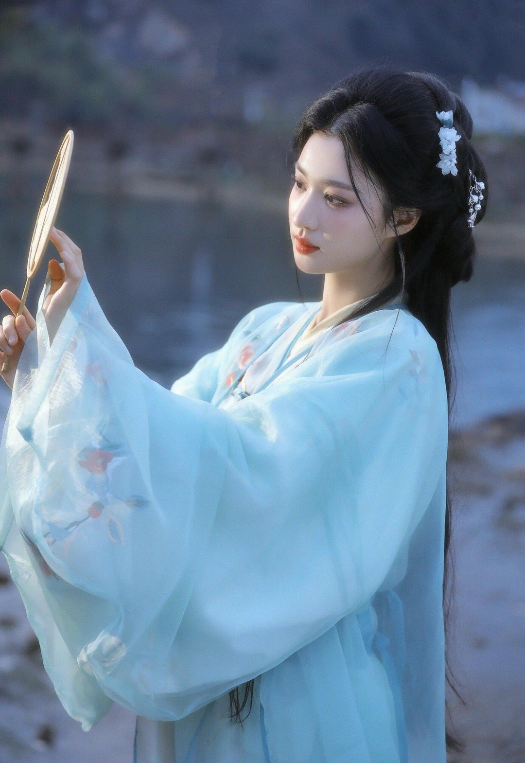 王楚然庾晚音写自己的结局戏里的庾晚音在挣扎中找光，戏外的王楚然在起伏中往前走。