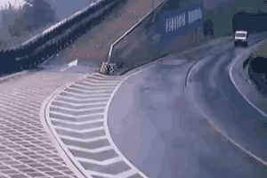 视频里的这个交通事故，交警到现在一看，后车追尾，全责[捂脸哭]。这得