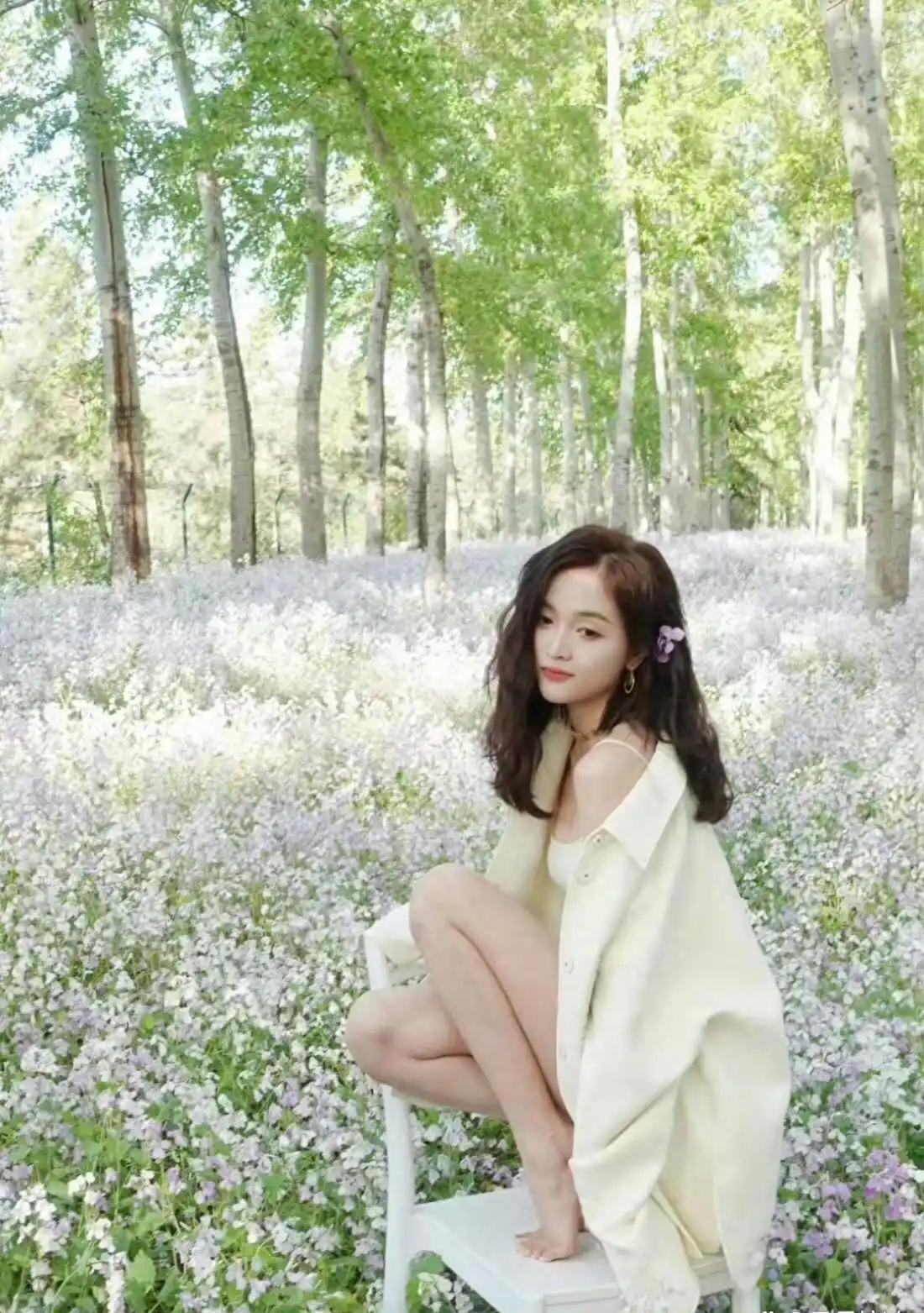吴宣仪户外写真，脚丫子好白