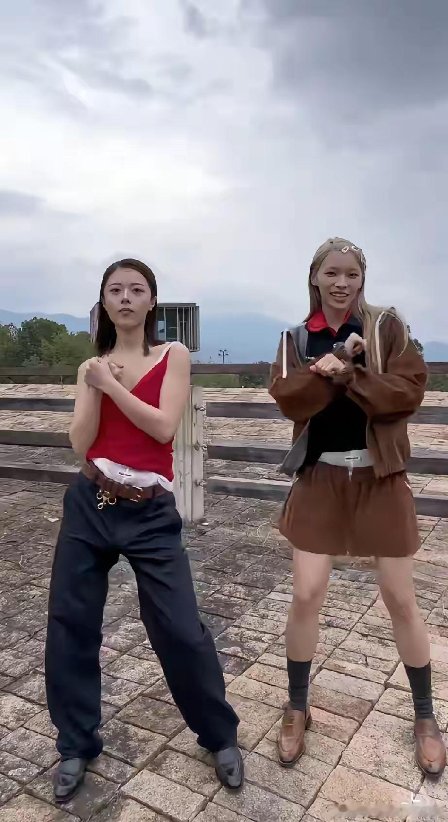 赵今麦，穿成这样，感觉她被miumiu绑架了！看到她和刘伯辛在天台跳热舞，节奏跟