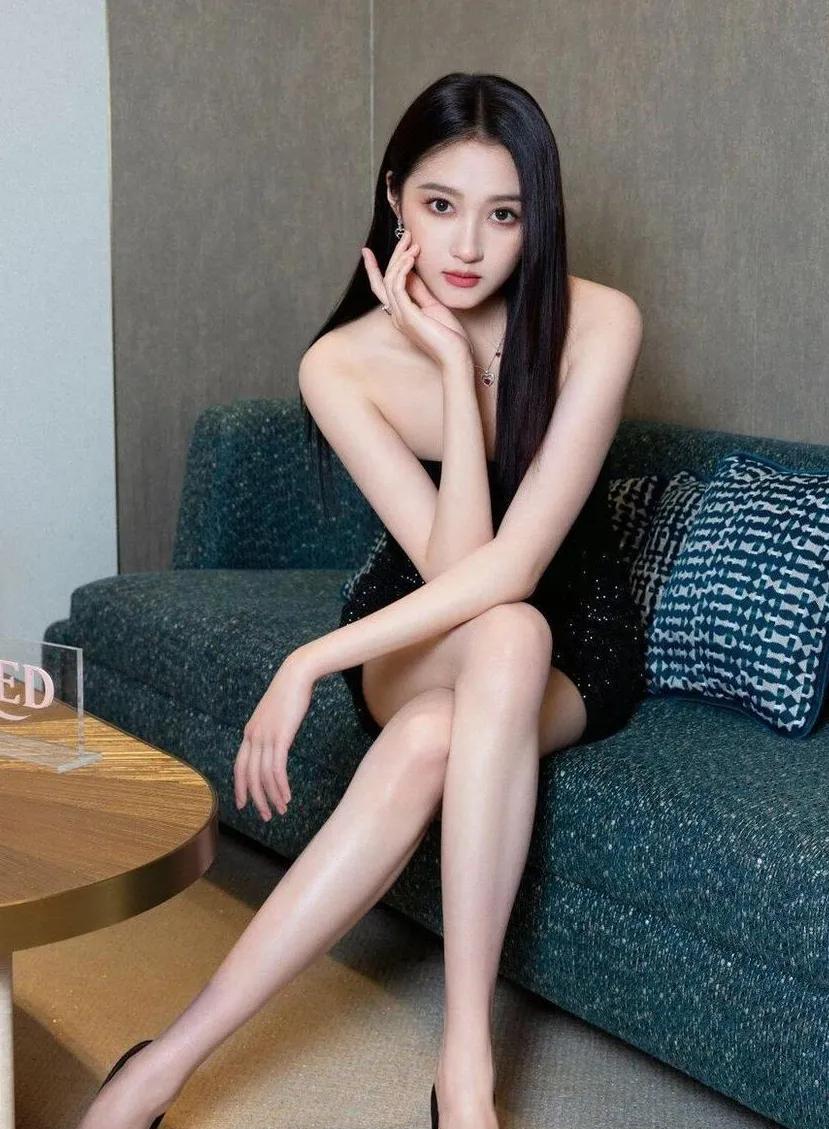 关晓彤身着一袭闪耀黑裙，在不同场景中展现绝佳身段。街头夜色里，抹胸裙勾勒曼妙曲线