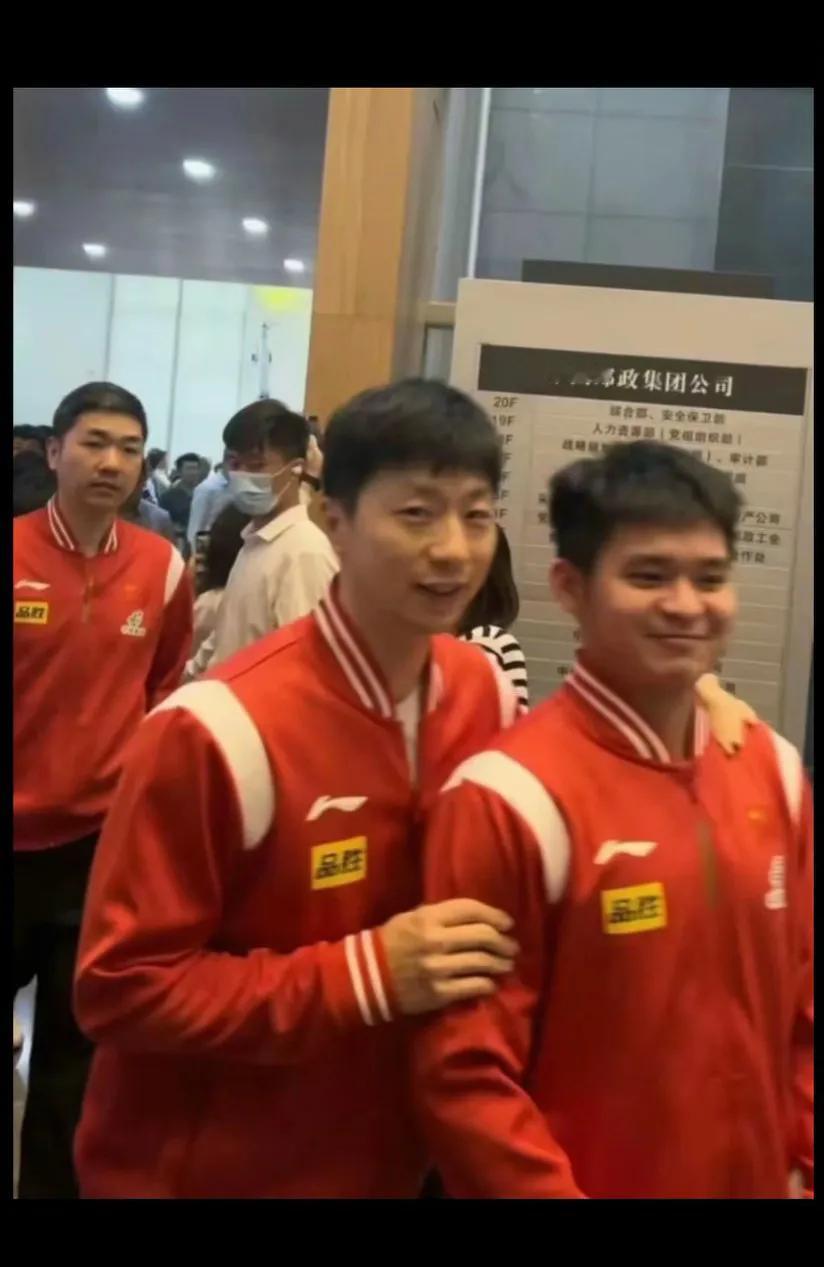 国乒是一个大家庭，互相照顾[赞]关系都很好的石头又漂亮又可爱，喜欢小石头国家