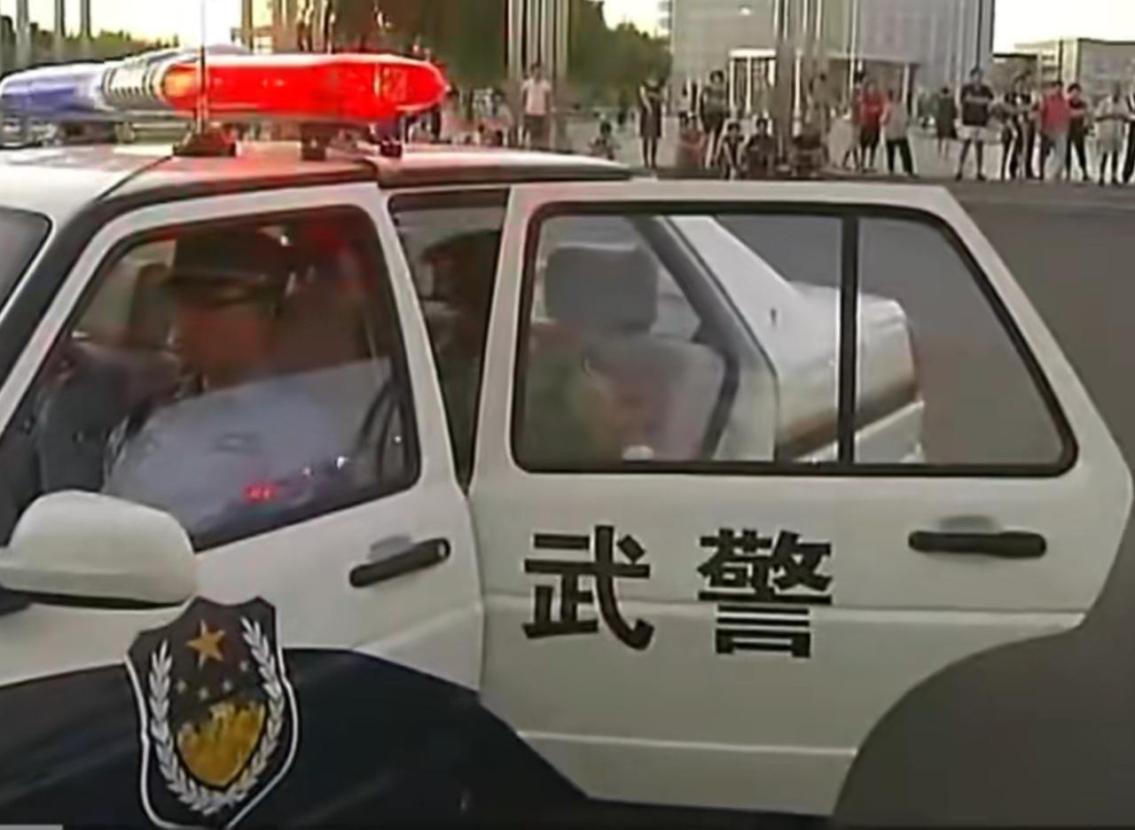 04式警车涂装的武警巡逻车。十几年前的新闻，应该是齐齐哈尔市公安局和市武警支队组