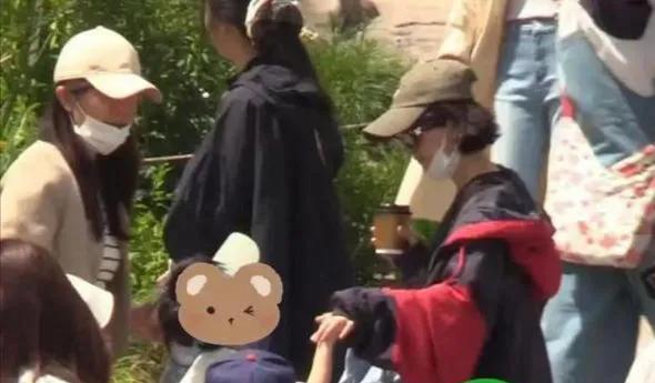赵丽颖牵着想想漫步公园，三周岁的男孩举着蝴蝶风筝跑成小旋风，柳芽沾着露水，他蹲下