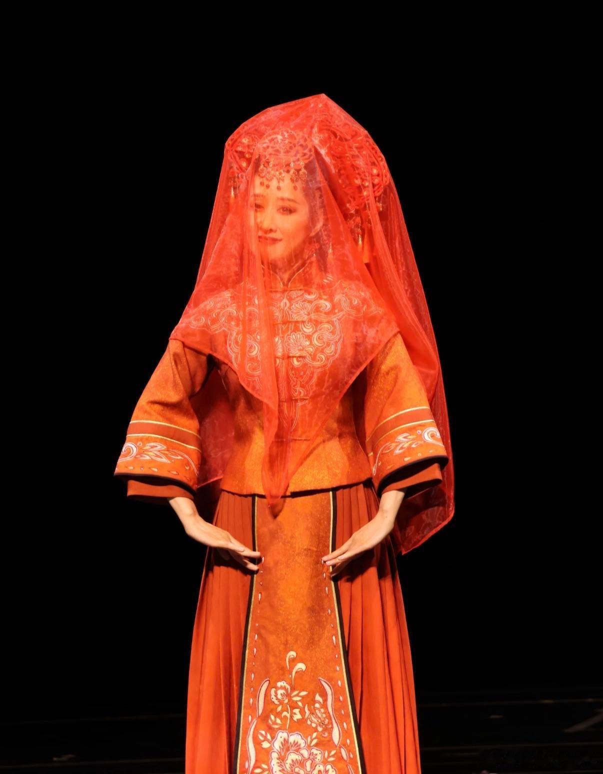 刘敏涛凭俗世奇人获文华表演奖这场颁奖礼最动人的画面——刘敏涛握着奖杯像握着滚烫