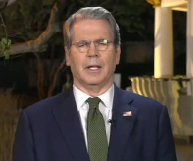 🔻网友分享：回美国出镜的贝森特被美国网民骂坏了。🔻而且现在很多美国网民根本不