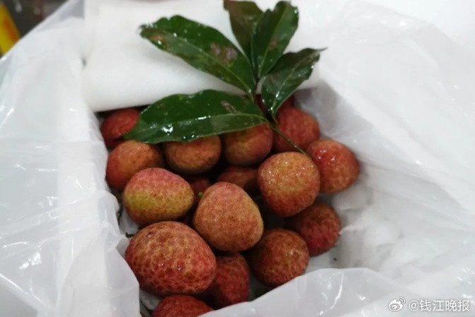 #荔枝价格大跳水还要继续跌#【荔枝价格大跳水，暴跌40%！老板：一天一个价，估计