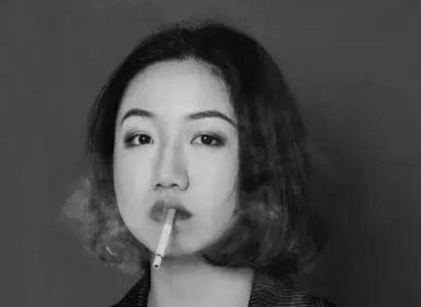 自食恶果！2020年，“反华妖女”许微其为了抹黑中国，甚至不放过自己的父母。结果