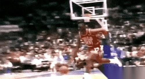 很多人都看过乔丹那个罚球线扣篮的镜头。但很多人都忽略了，他起跳前，是从球场的另