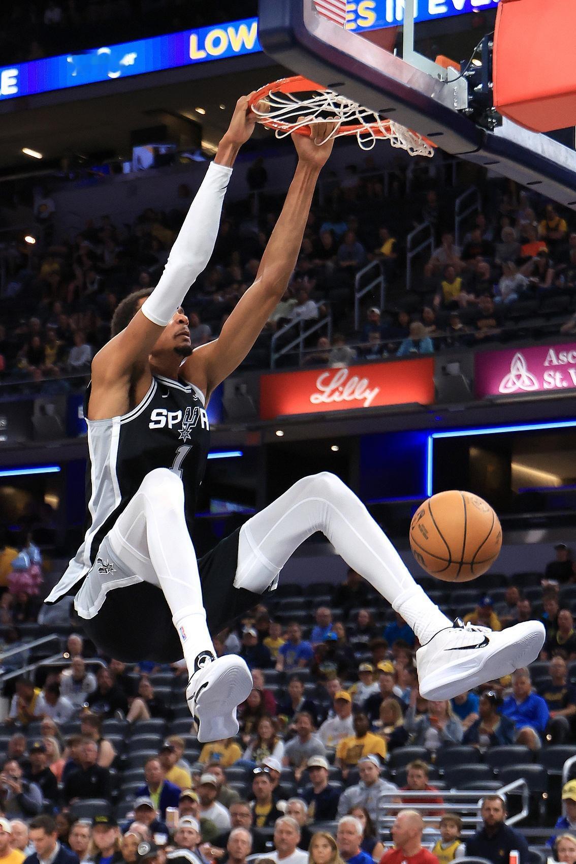 天才中的天才，外星来客吗？NBA季前赛收官之战，马刺133:104大胜上赛季总