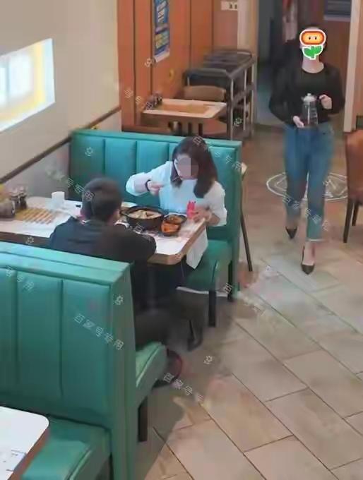 江苏无锡，年轻情侣在外就餐时爆发激烈争执。用餐途中一名外形出众的女子途经餐桌，男