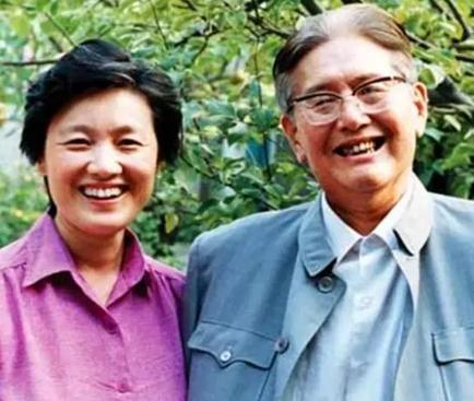 1985年，乔冠华归葬故乡盐城遭到拒绝，妻子章含之无奈之下找到一个人帮忙，此人在