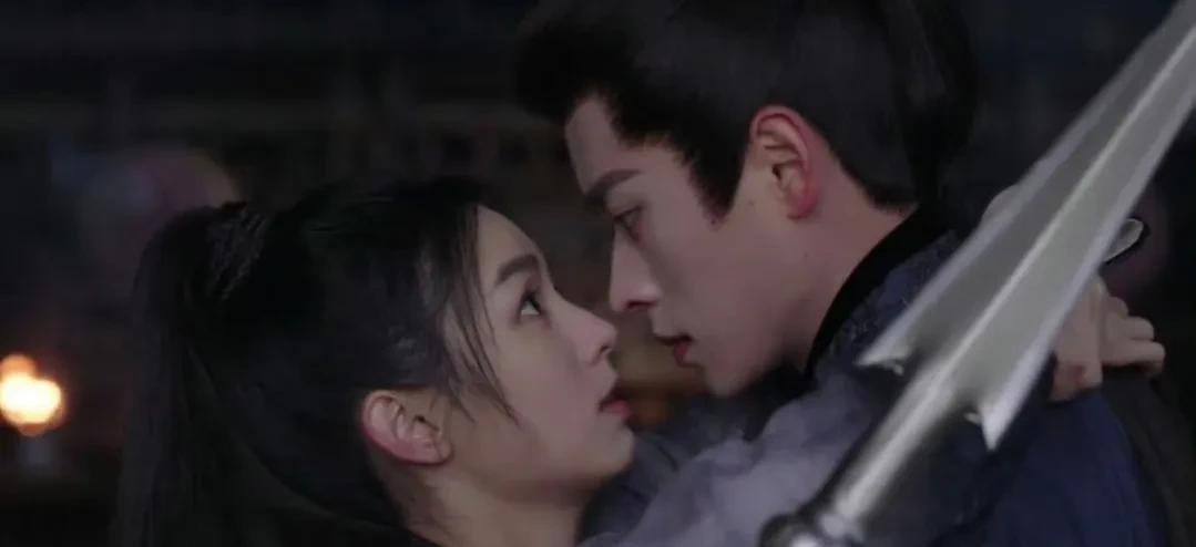 周也丞磊主演的《锦月如歌》开播了，没有想象中的那么爆，反而迎来了铺天盖地的一星差
