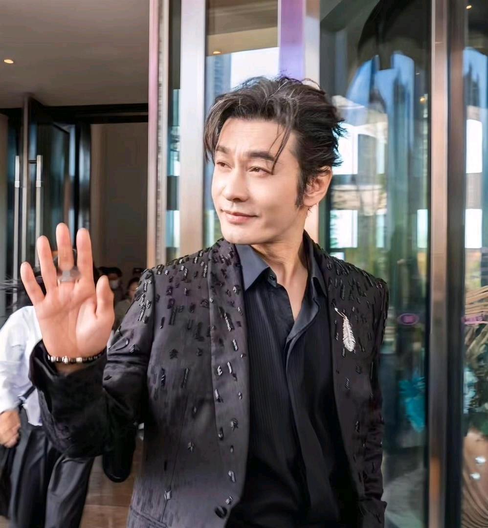 黄晓明谈及人情冷暖引发热议，向太早有评价，他太过憨厚！黄晓明一用“兜里10块分你5块还被嫌抠门”讲人