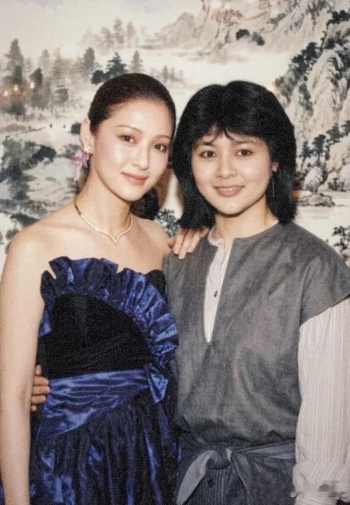 拷古31岁胡因梦与22岁关芝琳早期合影照片，俩人都好美，各有千秋与特色。胡像舞蹈
