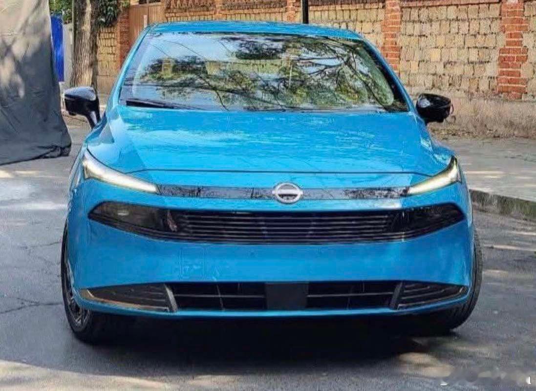 无人在意的角落，2026款日产Almera在拍广告片。这车就是日产阳光的后代，但