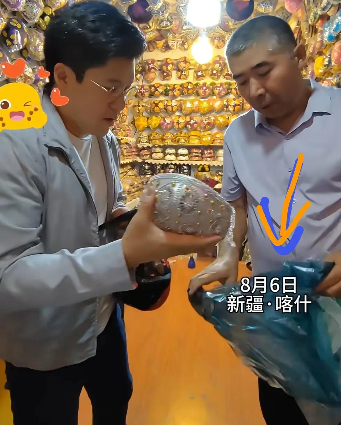 霍启刚实在太真实了！在新疆喀什给女儿买了个特色花帽，临走时，竟然用塑料袋装了起来