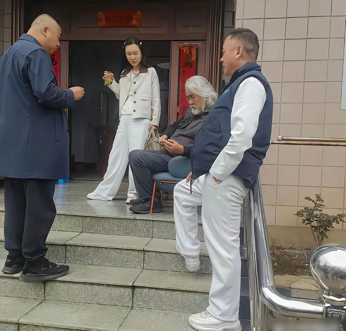 何星霖带老张回娘家女婿坐着，老丈人站着，完美诠释了有钱才是爷[捂脸哭][捂脸哭][