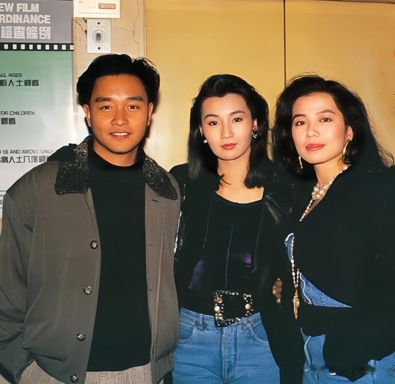 1988年，香港，张国荣与张曼玉和钟楚红的合影。彼时张国荣32岁，英俊帅气。张曼