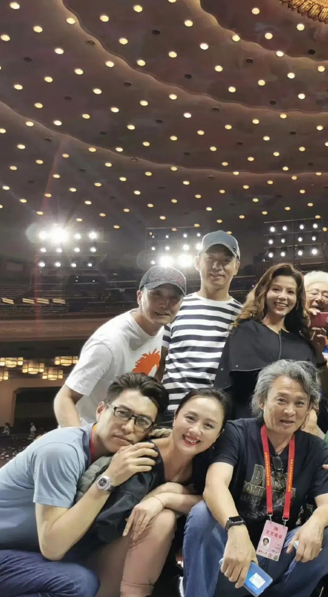 靳东的胆子真的是太大了，人家辛柏青都在现场，大合影的靳东竟然趴在朱媛媛的肩膀上合