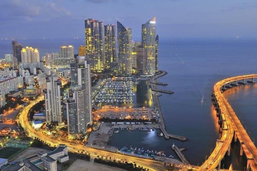 很多韩国人从小在学校里就被反复提醒一件事：国家不大。地理课上，老师会指着地图讲，