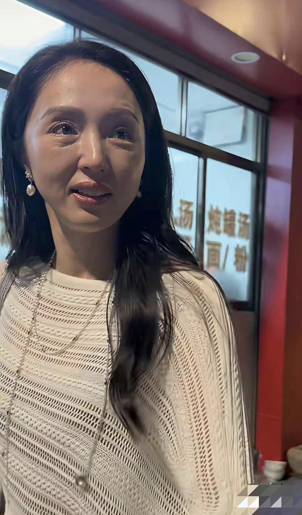 80年董璇今年46岁！素颜下就很普通一个人！眼角皱纹很明显，这样自然美看起来很舒