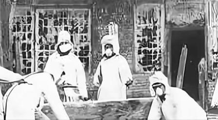 1944年，哈尔滨平房731部队本部，冈本班将一名中国孕妇死死按在台上，姑娘哭求
