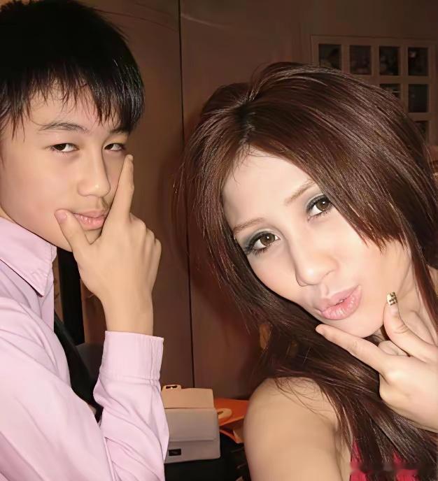 何猷君娶的奚梦瑶比他大，何超盈嫁的辛奇隆比她小，他们两对夫妻都是姐弟恋。目前看，