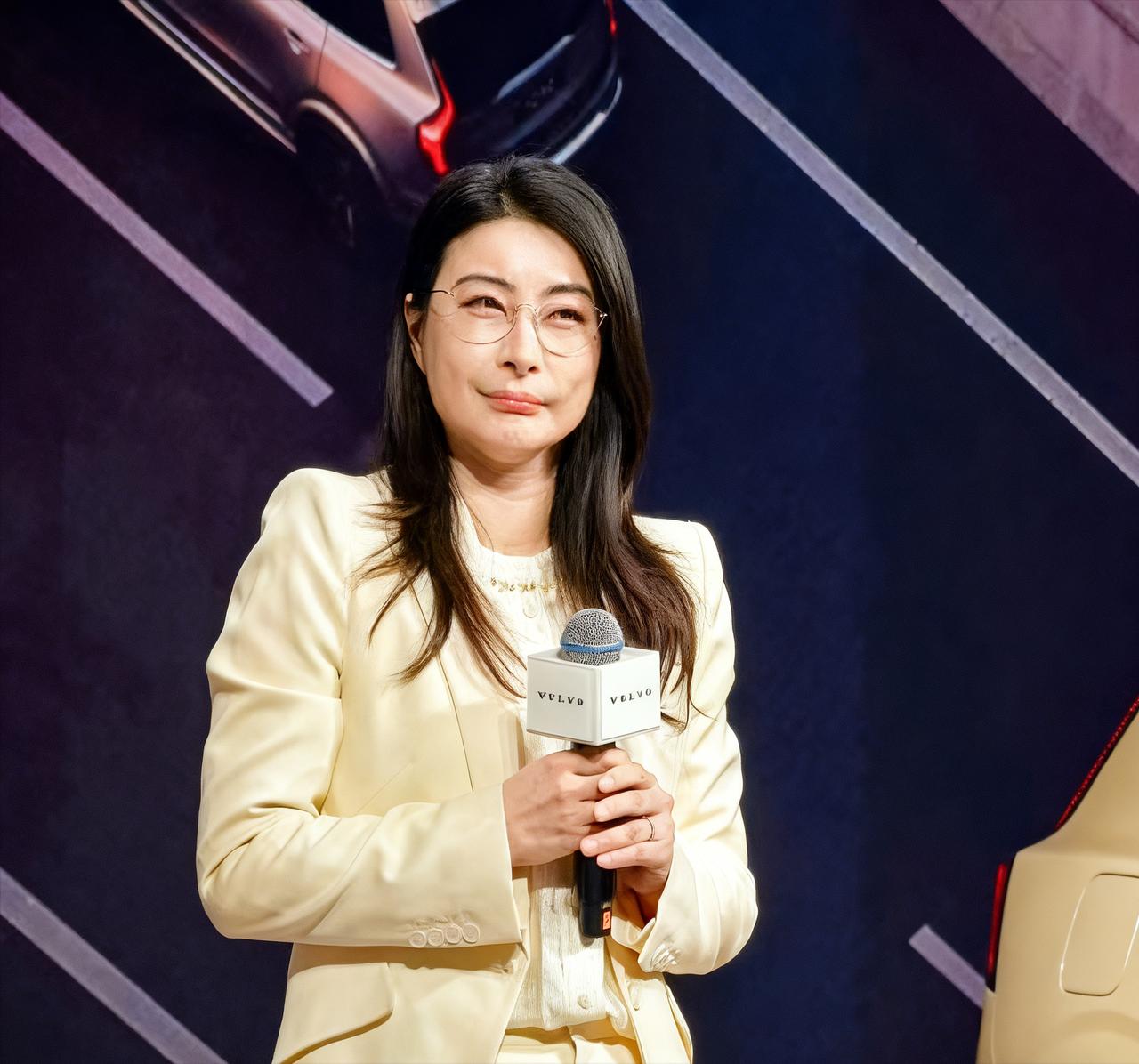 说实话，车展上的郭晶晶让人有点意外。网上总说她多贵气多优雅，真见到本人，反而觉