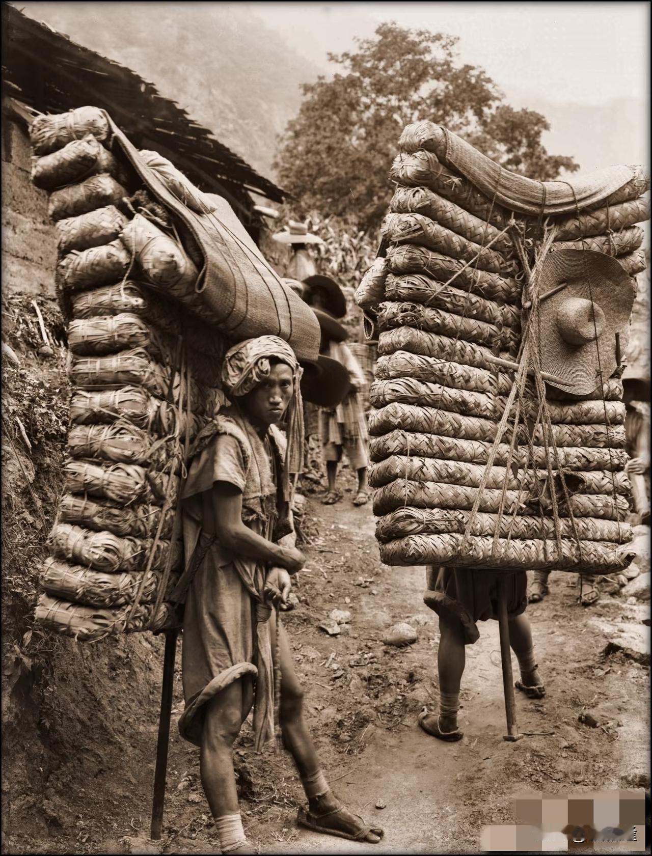 1908年，四川海螺沟一带川藏茶马古道上的“背二哥”，确实是一群了不起的山地徒步