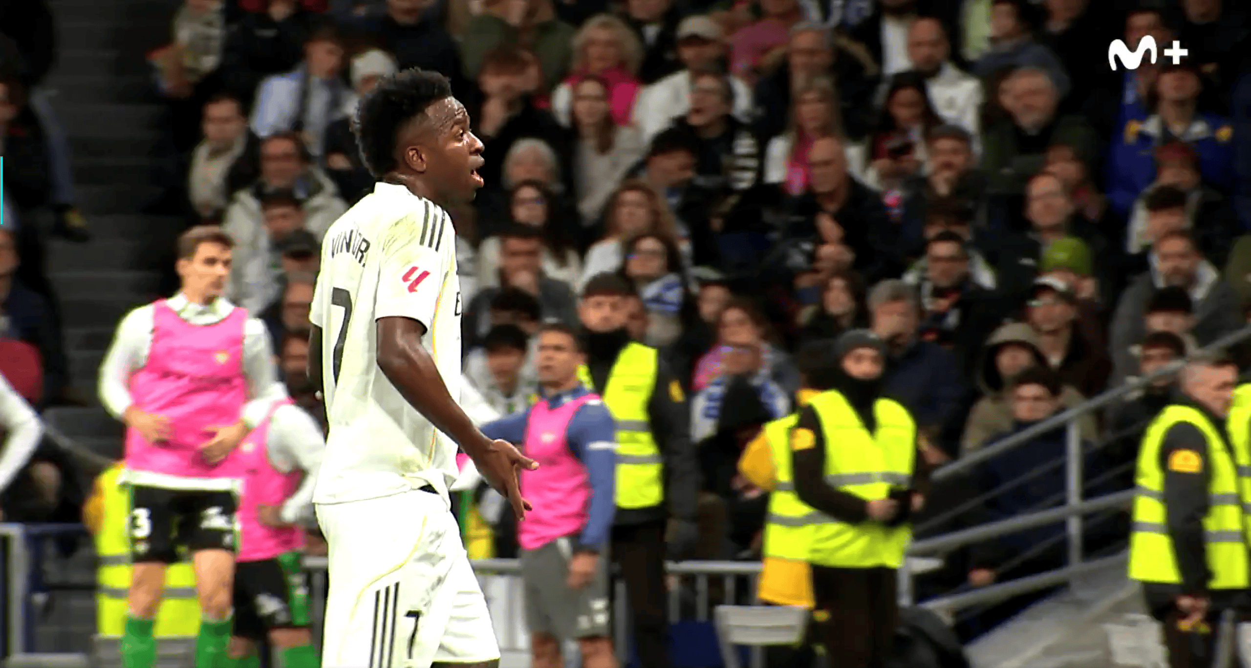 维尼场上向阿隆索抱怨: 你跟贡萨洛说, 他得传一次至少一次