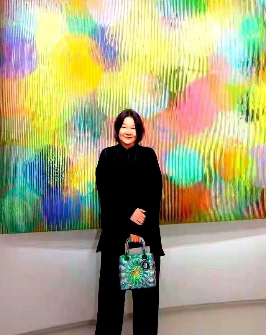 洪晃64岁瘦了，不是靠医美，也不是节食到虚脱。她就是把夜宵换成热牛奶，早起散