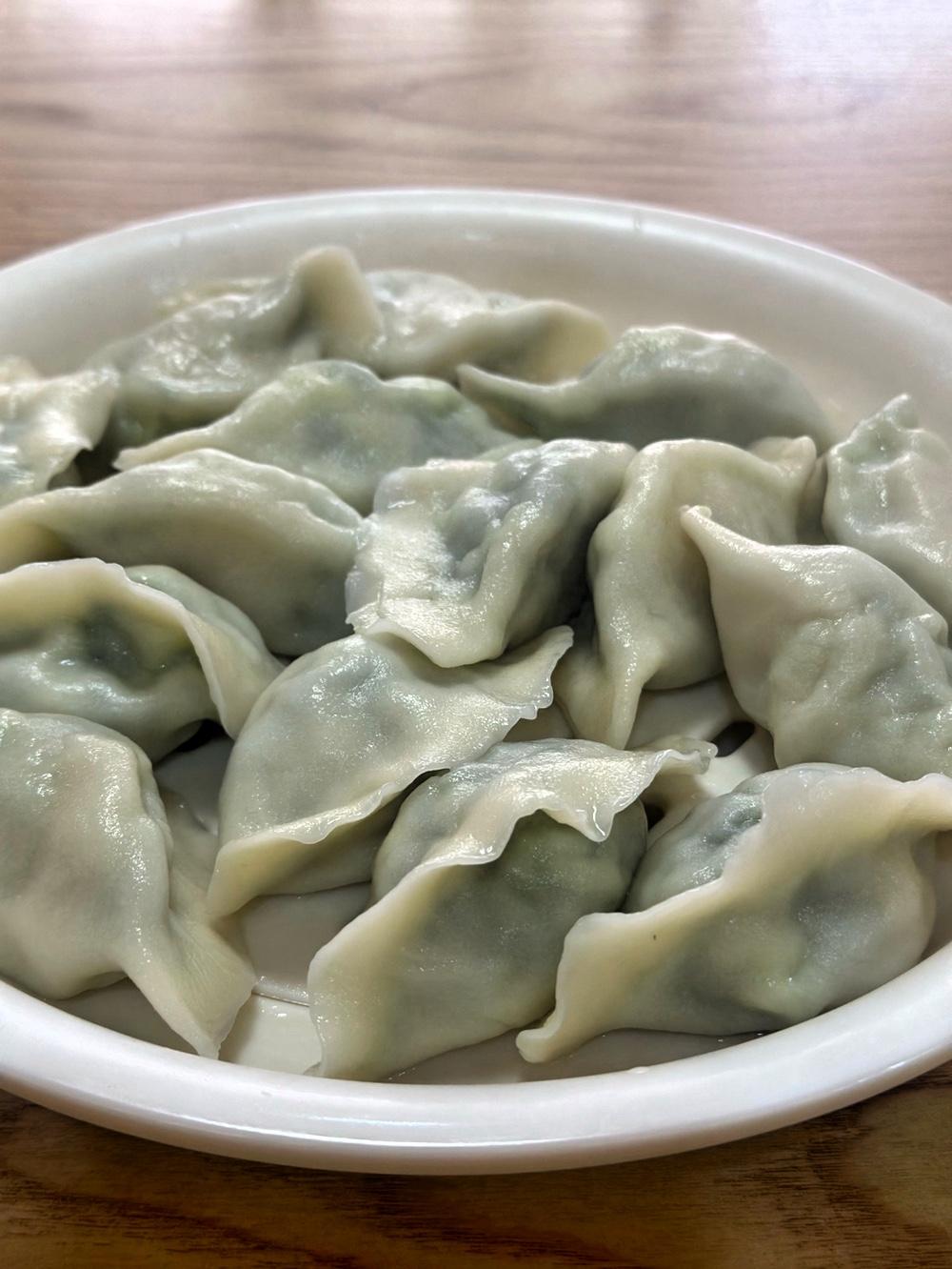 饺子当主食,你要吃多少个?运动后吃饺子，数量可能会增加到二十多个，平时十五个左