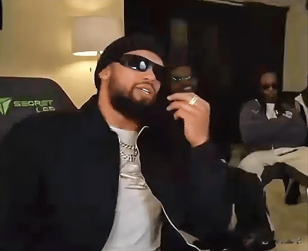 太阳恶汉狄龙终于说出了心里话！今日，狄龙在直播节目中谈及对詹姆斯的垃圾话时说道