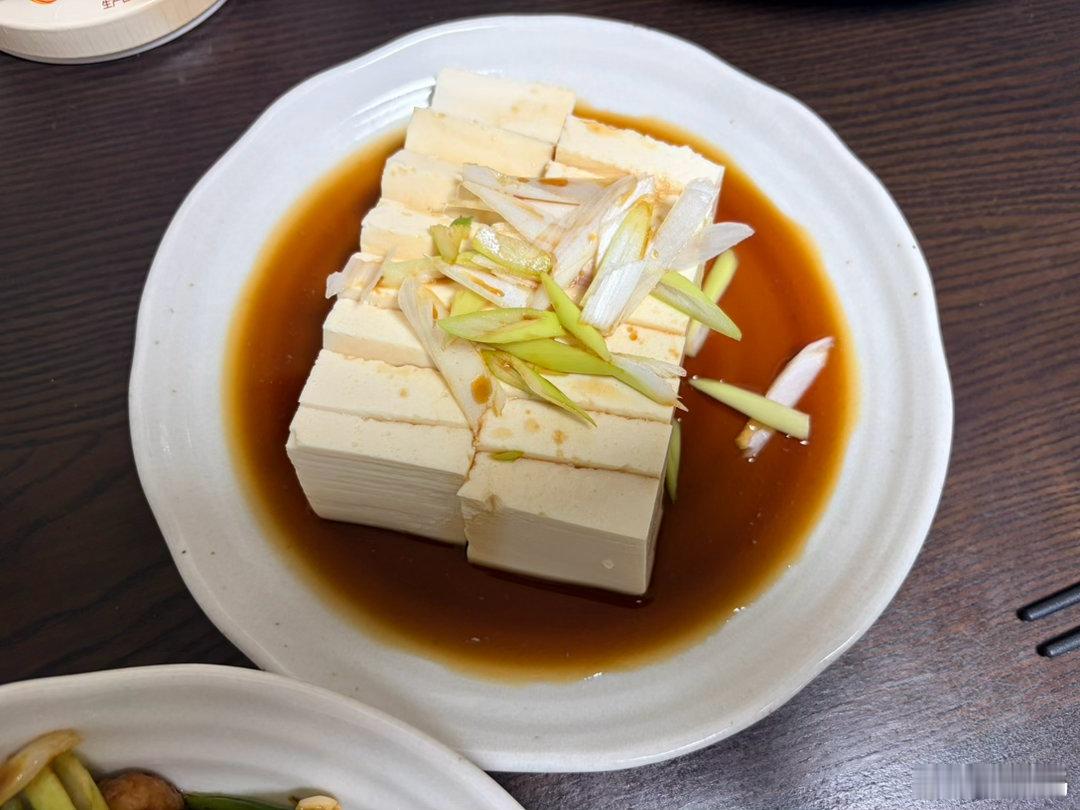 晚饭：青椒香菇炒鸡肉、小葱拌豆腐简单吃饭​​​