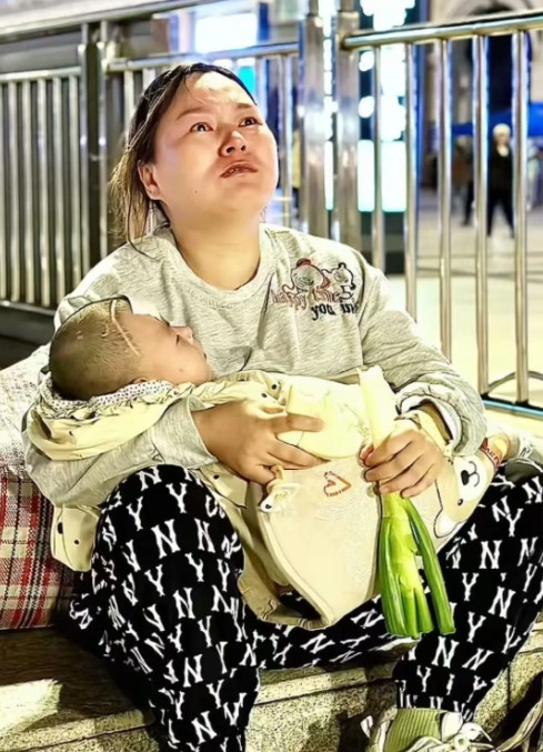 看哭了！5月25日，男子在车站前看到一个大姐抱着孩子，眼含泪水，仰天叹气。男子意