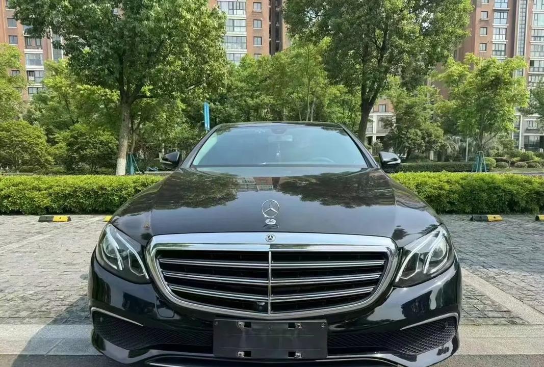 开奔驰E300的人，可能是吃苦最多的人。这句话你听过吗？奔驰E300的立标，