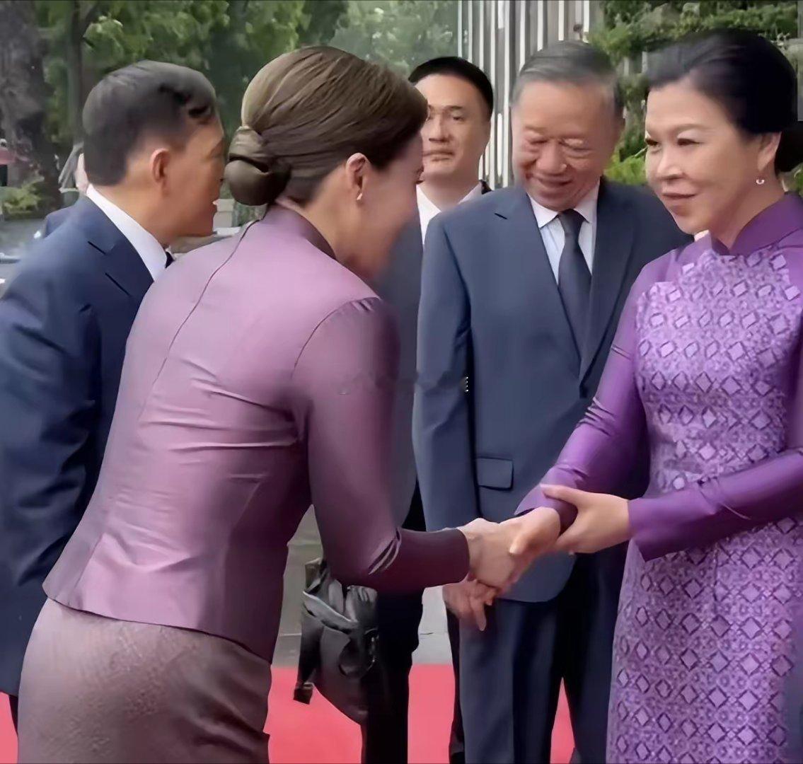 泰国王后和越南第一夫人同框同色系穿搭谁比较尴尬？​​​
