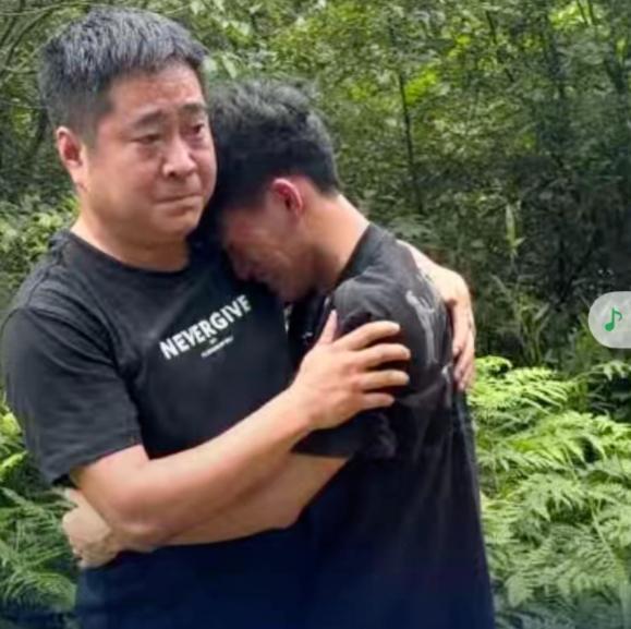 泪目了！湖南，一名男生刚考完高考，第一时间赶到父母坟前祭拜。和长眠的父母说完心里