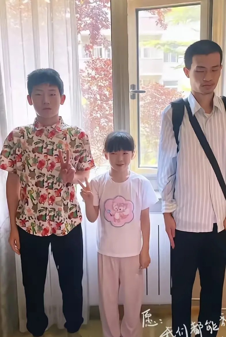 韦神不愧是韦神，与外甥，外甥女照相都那么与众不同[捂脸哭]韦神：两个
