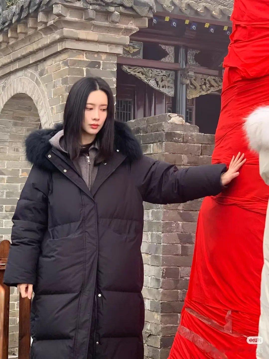 有网友说白鹿和孟子义只穿个羽绒服也蛮土的…