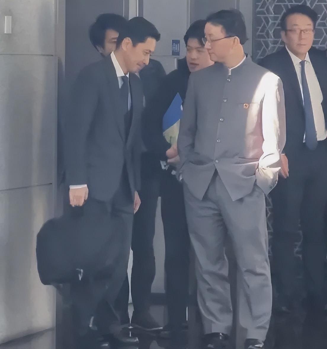 一天之内，我国外交部两大人事调整，刘劲松宣布离任，信号不简单。 7月29日这