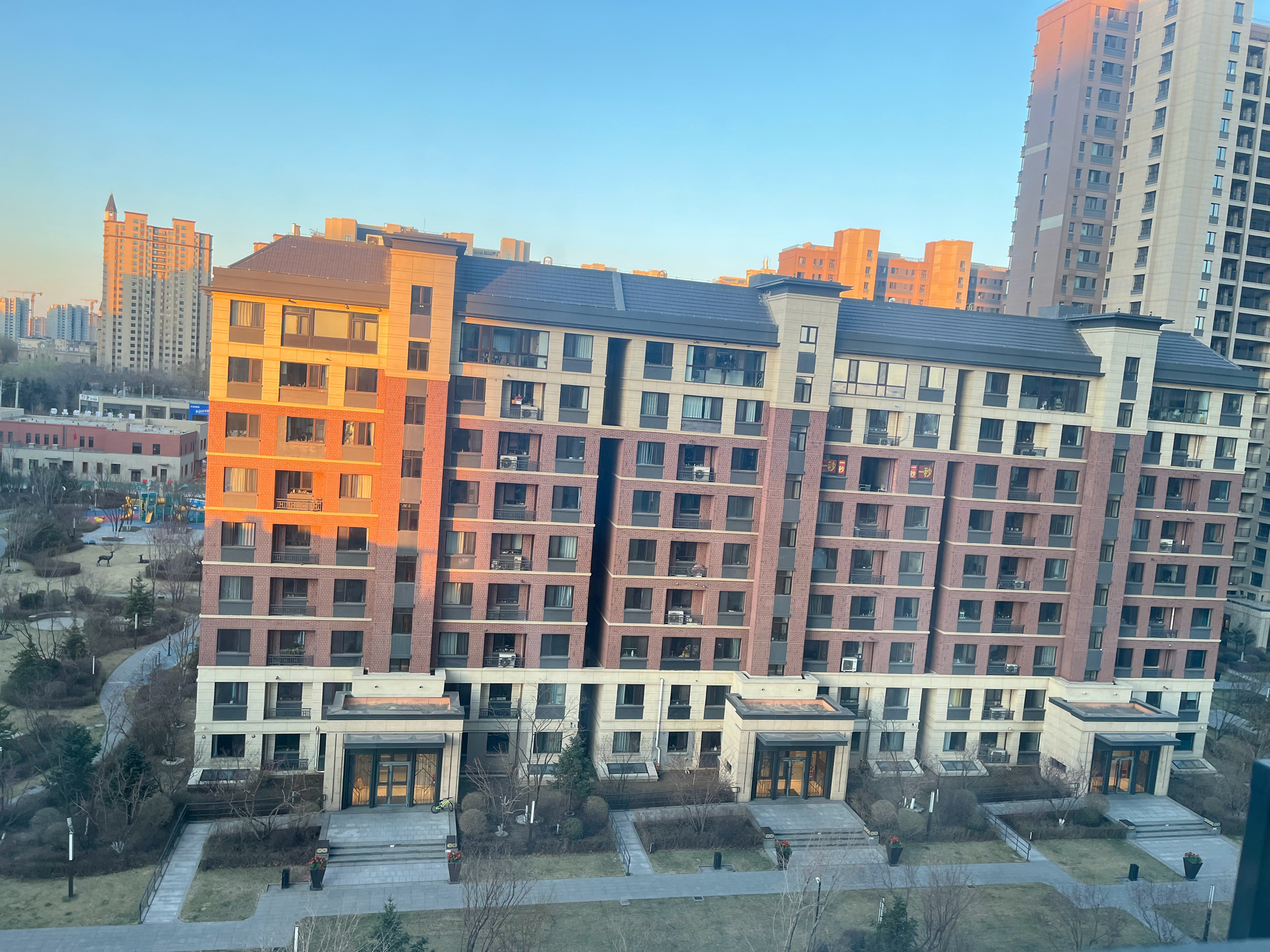 看完比赛发现外面的天都亮了…虽然结果很可惜但是看到郑钦文伤愈归来健康在赛场上和