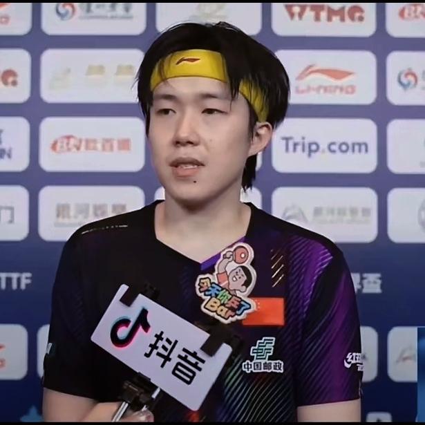 抖音这个女记者要火，采访王楚钦忘了边界感，边笑边说楚钦是“独苗”，没想到王