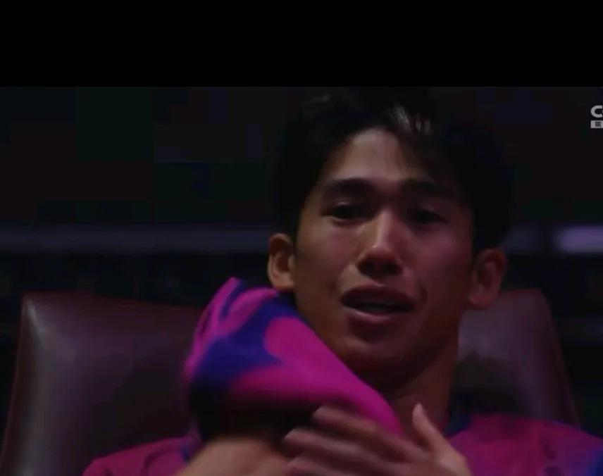 吉村真晴哭了。这次不是被中国队打哭的，而是赢了动漫组合后激动得哭了。吉村真晴/